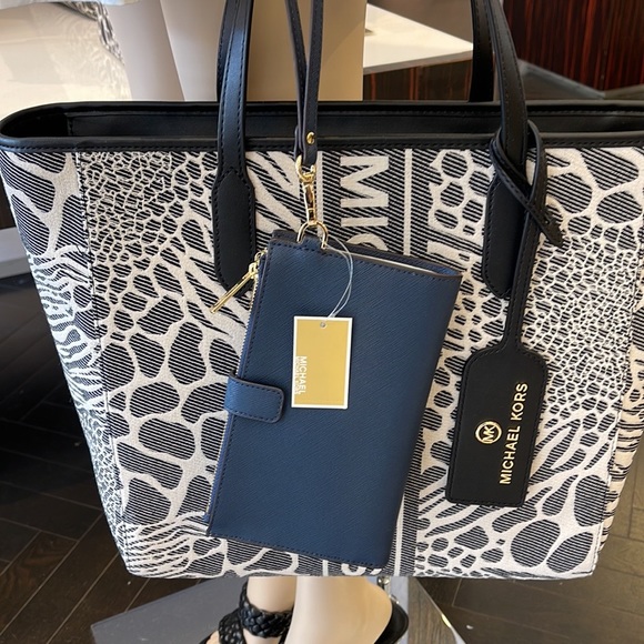 MICHAEL KORS LARGE DOUBLE ZIP WRISTLET WALLET PHONE CASE 
Navy NWT - Picture 2 of 16